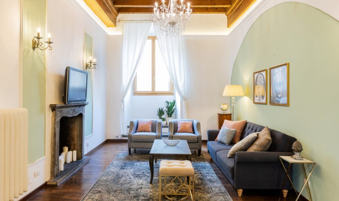 Soggiorno elegante con lampadario